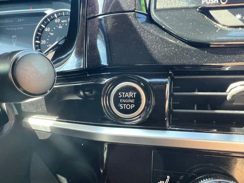 Used 2022 Nissan Pathfinder SV image 28