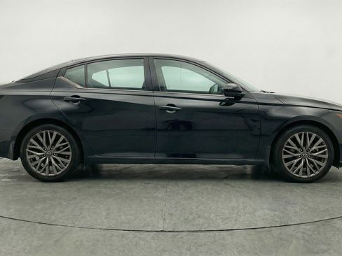 Used 2025 Nissan Altima 2.5 SV FWD image 11