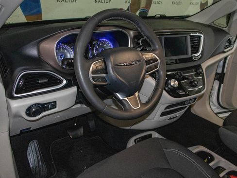 Used 2024 Chrysler Voyager LX FWD image 5
