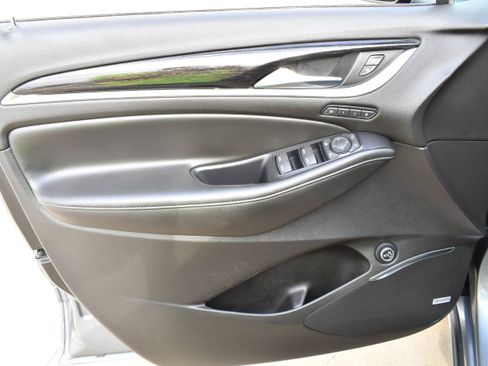Used 2021 Buick Enclave Avenir w/ Avenir Technology Package AWD/4WD image 4