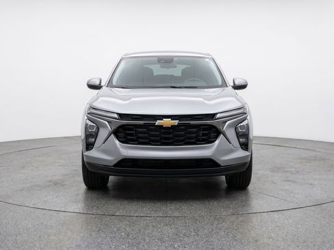 Used 2025 Chevrolet Trax LT FWD image 2