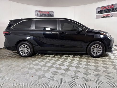 Used 2022 Toyota Sienna XLE FWD image 3