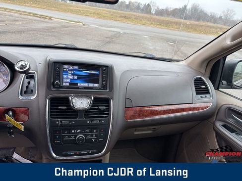 Used 2016 Chrysler Town & Country Touring image 29