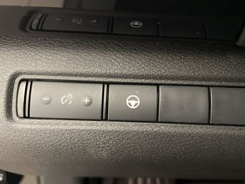 Used 2024 Nissan Pathfinder SV image 13