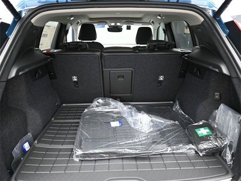 New 2024 Volvo XC40 B5 Plus w/ Protection Package Premier image 20