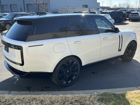 Certified 2025 Land Rover Range Rover SE image 7