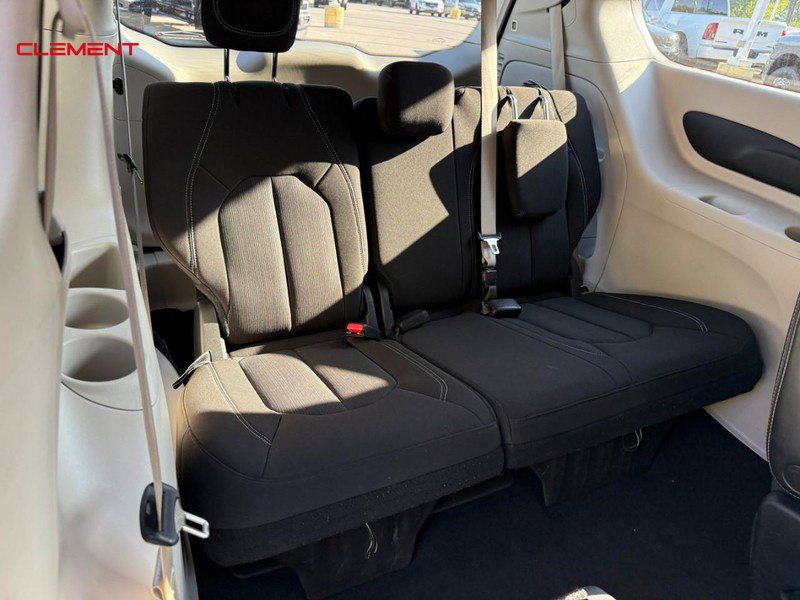 Used 2023 Chrysler Voyager LX FWD image 13