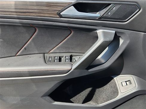 Used 2024 Volkswagen Tiguan SE image 24