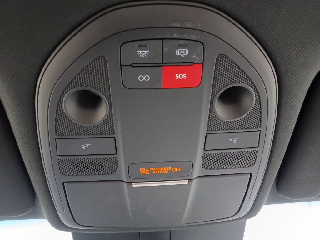 Used 2025 Genesis G70 2.5T RWD image 7