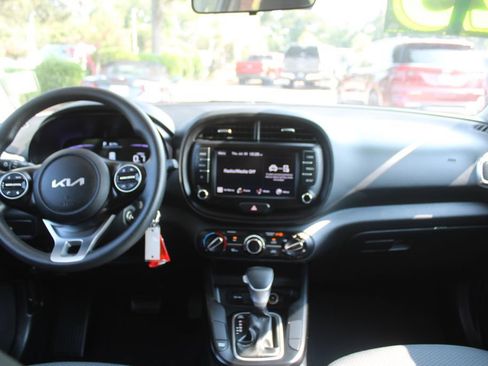 Certified 2025 Kia Soul LX w/ LX Technology Package FWD image 22