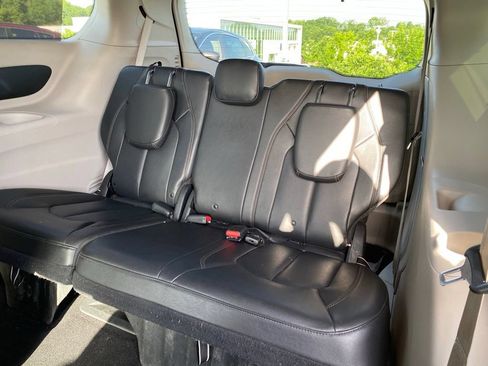 Used 2019 Chrysler Pacifica Touring-L FWD image 18