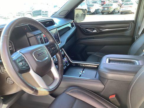 Used 2021 GMC Yukon XL Denali w/ Denali Premium Package image 30