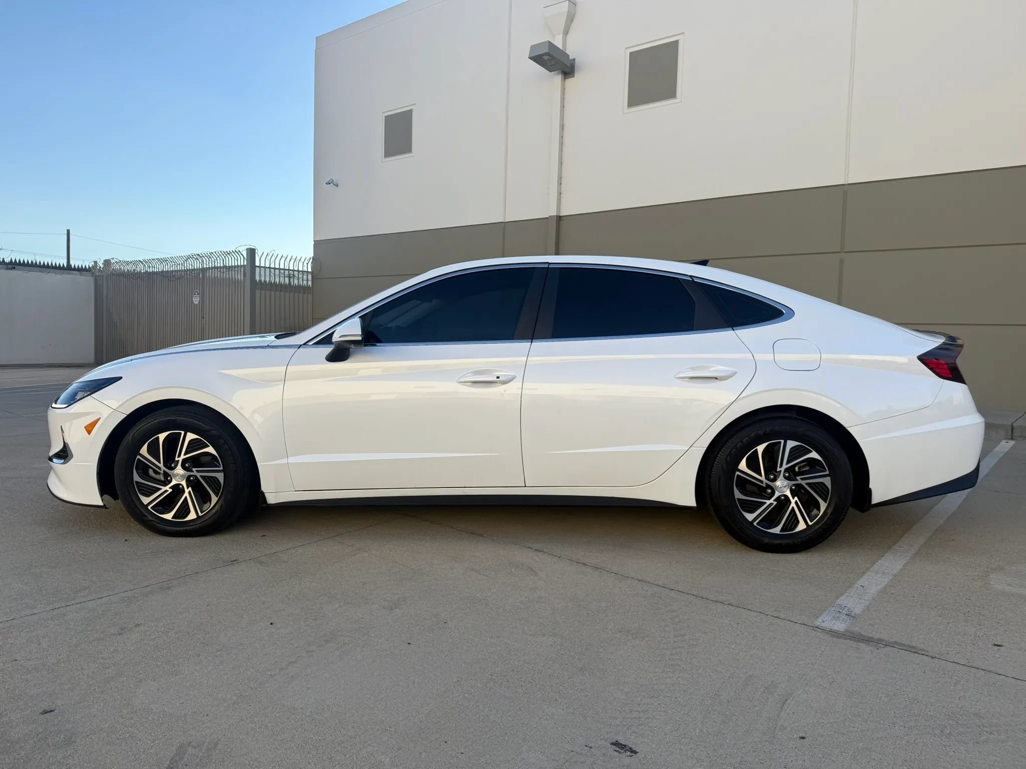 Used 2022 Hyundai Sonata Blue FWD image 2