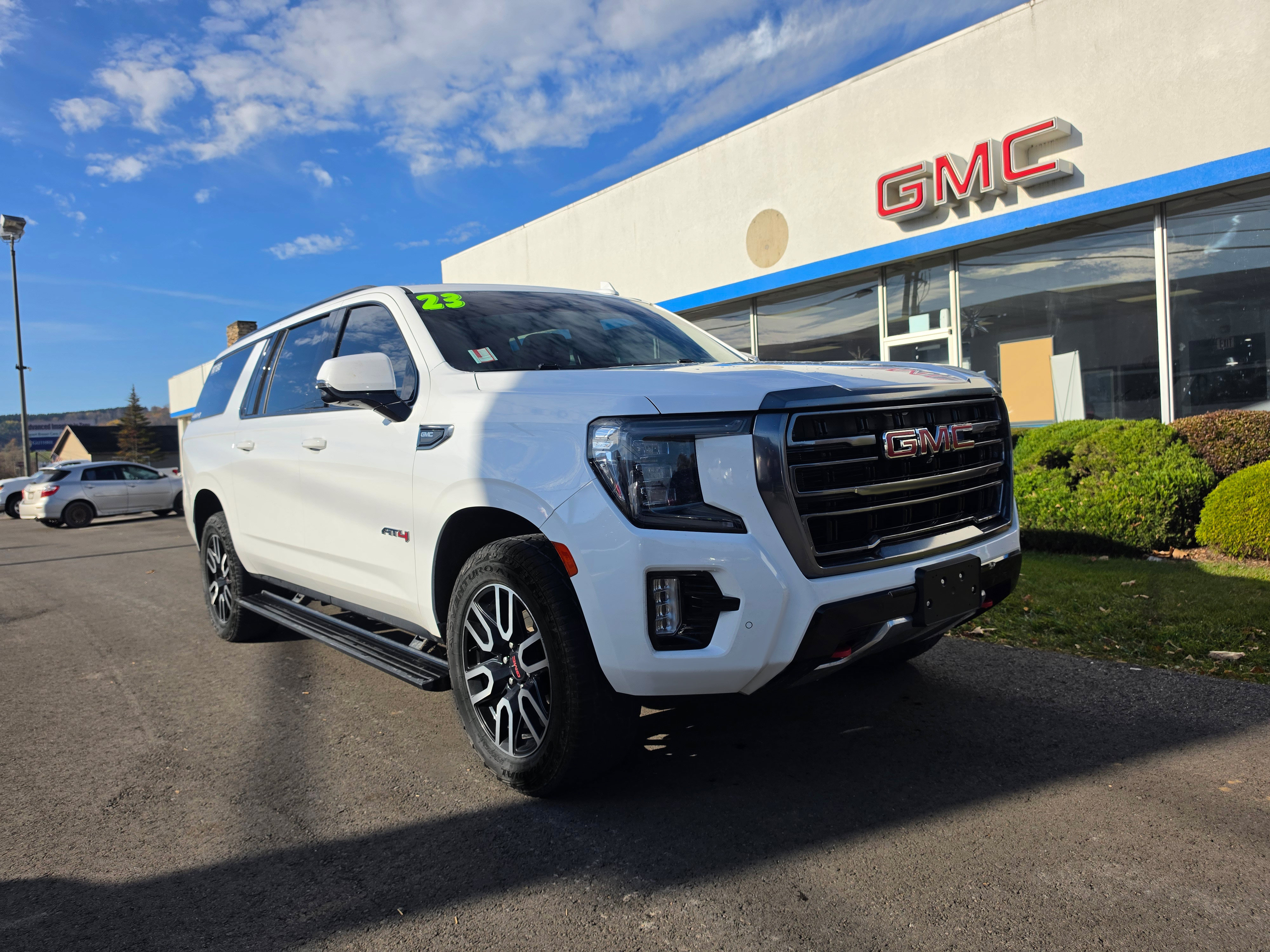 Used 2023 GMC Yukon XL AT4 w/ Technology Package AWD/4WD image 1