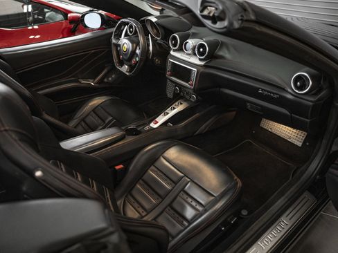 Used 2015 Ferrari California T image 31