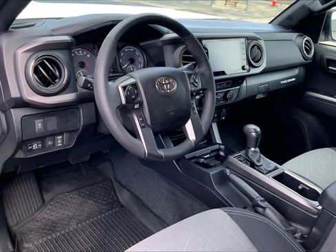 Used 2021 Toyota Tacoma TRD Sport w/ Technology Package image 17