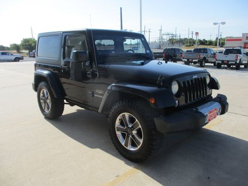 Used 2014 Jeep Wrangler Sahara w/ Connectivity Group AWD/4WD image 3