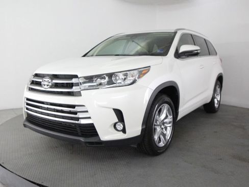 Used 2018 Toyota Highlander Limited FWD image 3