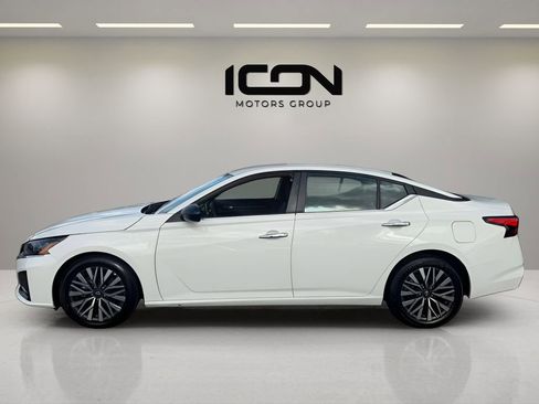 Used 2025 Nissan Altima 2.5 SV FWD image 2