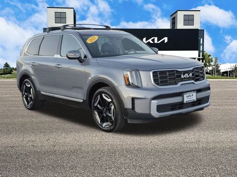 Used 2025 Kia Telluride S image 3