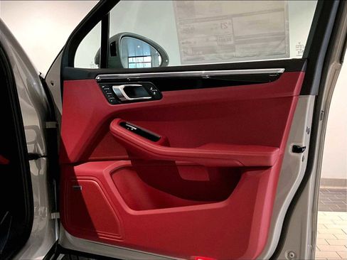 New 2026 Porsche Macan image 25