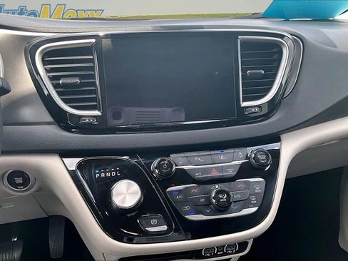 Used 2024 Chrysler Pacifica Touring-L FWD image 13