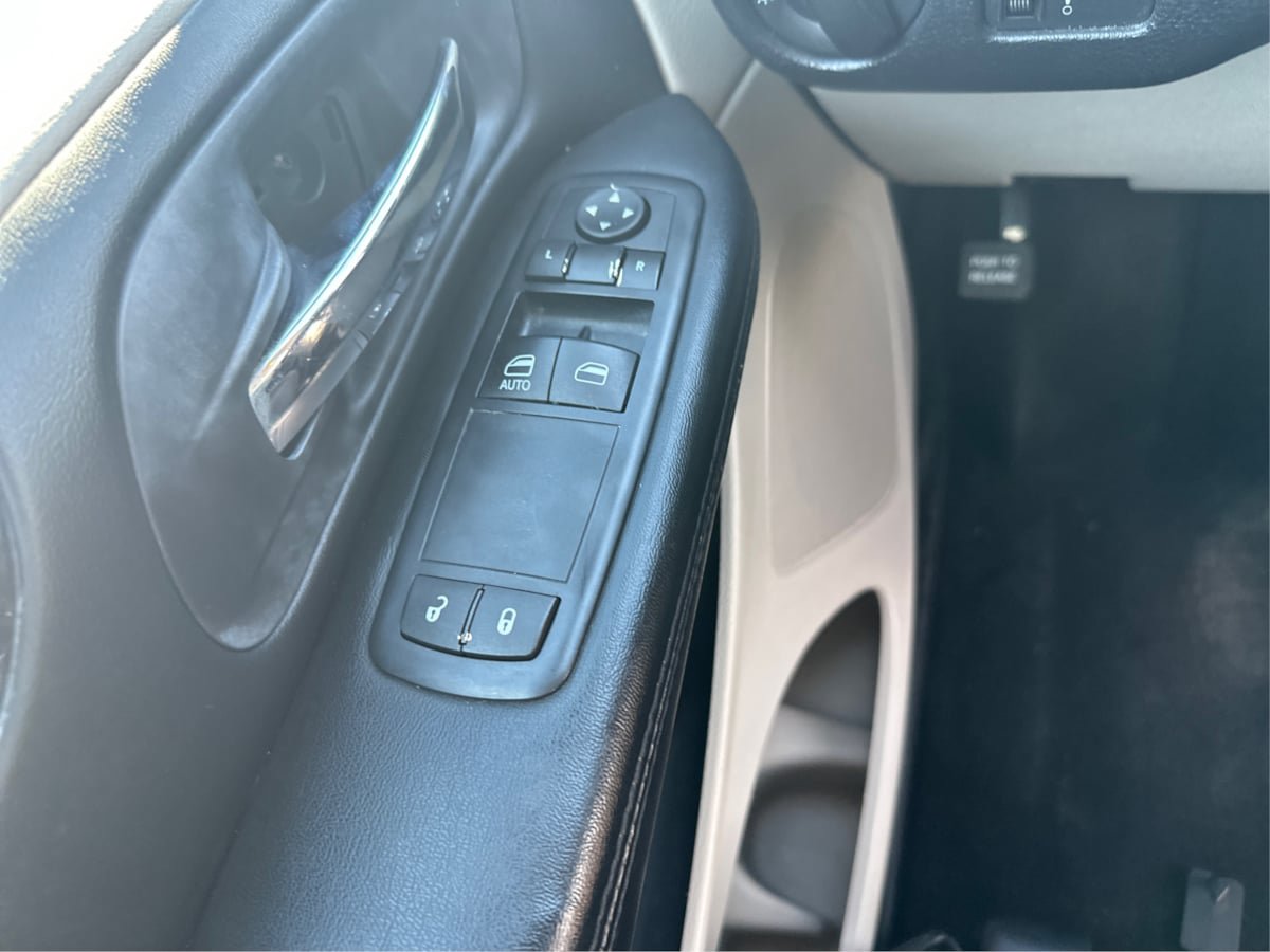 Used 2016 Dodge Grand Caravan American Value Package w/ UConnect Hands-Free Group FWD image 11