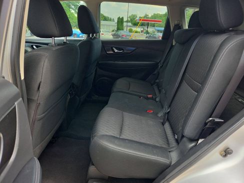 Used 2018 Nissan Rogue SV AWD/4WD image 16