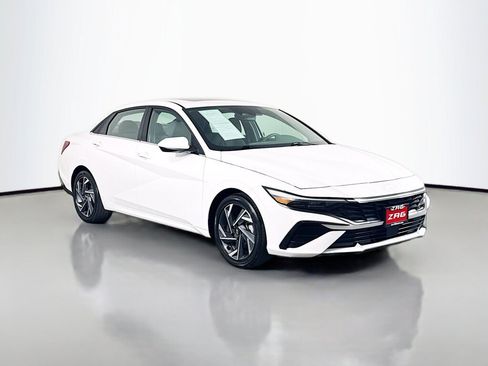 Used 2025 Hyundai Elantra SEL FWD image 7