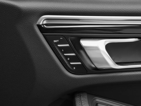 Certified 2021 Porsche Macan AWD/4WD image 19