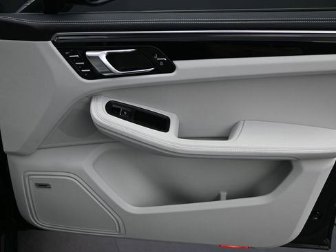 New 2026 Porsche Macan image 15