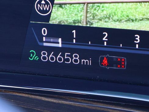 Used 2021 Cadillac Escalade Premium Luxury RWD image 35
