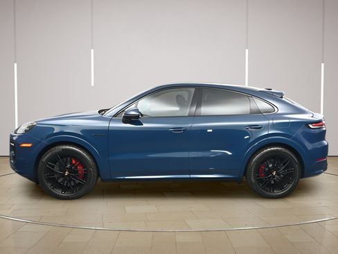 Certified 2025 Porsche Cayenne S AWD/4WD image 2