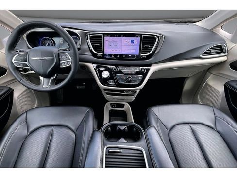 Used 2024 Chrysler Pacifica Touring-L FWD image 10