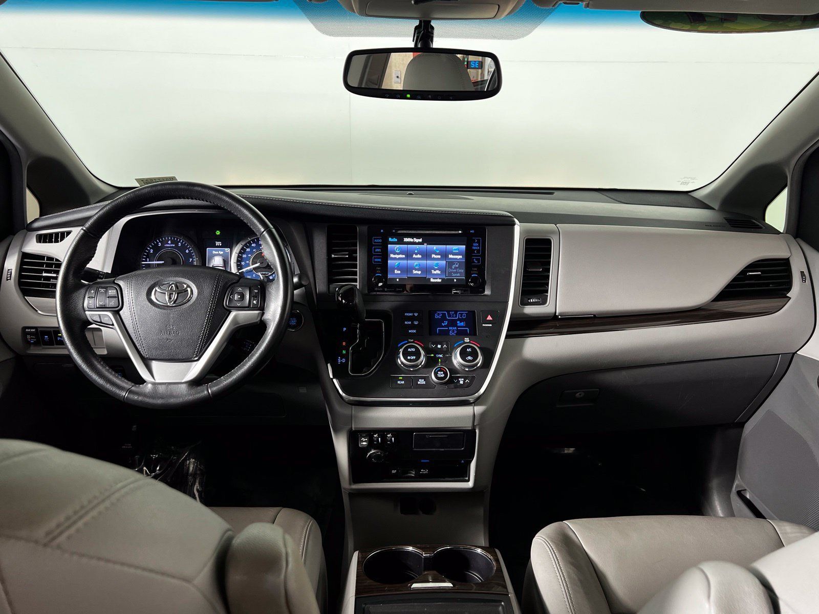 Used 2017 Toyota Sienna XLE Premium FWD image 28