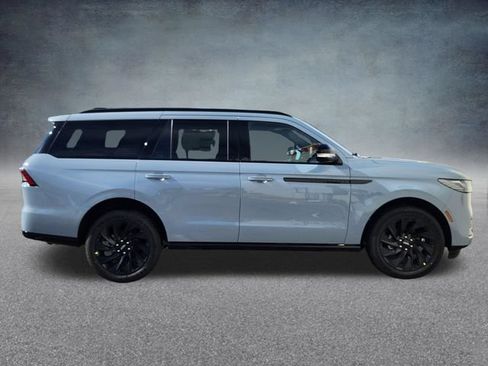 New 2026 Lincoln Navigator Reserve w/ Jet Appearance Package AWD/4WD image 8