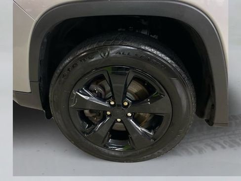 Used 2020 Jeep Cherokee Latitude Plus AWD/4WD image 18
