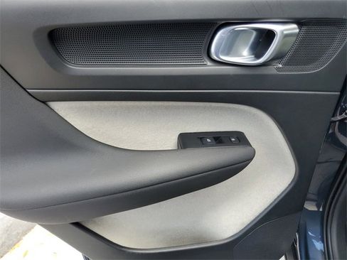 Used 2021 Volvo XC40 T4 Momentum w/ Premium Package image 13