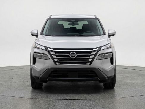 Used 2025 Nissan Rogue SV FWD image 2