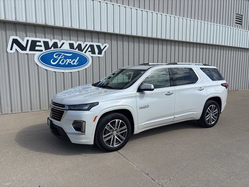 Used 2023 Chevrolet Traverse High Country FWD image 1