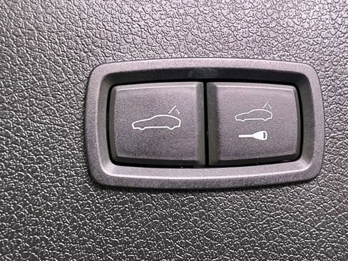 Certified 2023 Porsche Macan AWD/4WD image 21