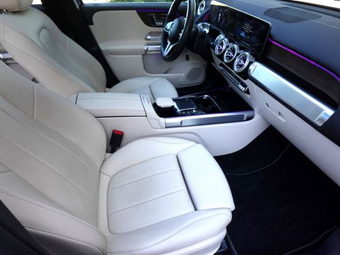 Used 2021 Mercedes-Benz GLB 250 4MATIC w/ Premium Package image 19
