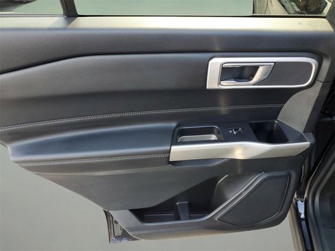 Certified 2022 Ford Explorer XLT image 10