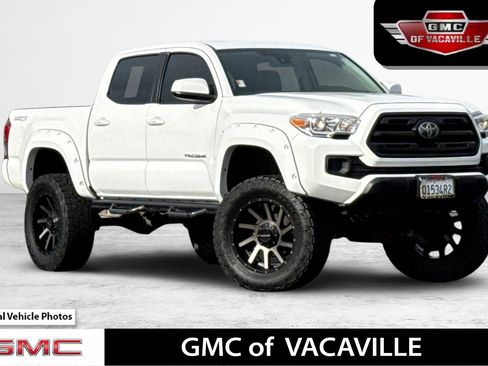 Used 2018 Toyota Tacoma SR image 1