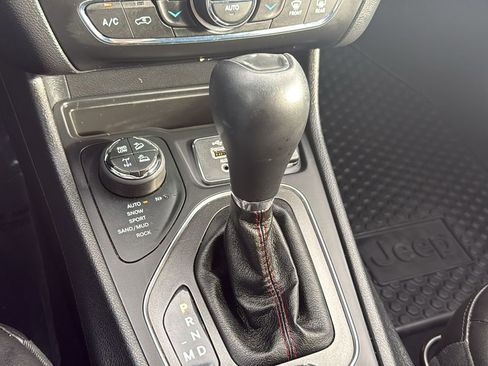 Used 2019 Jeep Cherokee Trailhawk w/ Cold Weather Group image 26