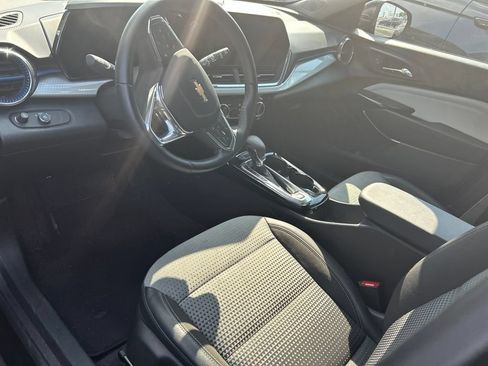 Used 2025 Chevrolet Trax LT w/ LT Convenience Package FWD image 6