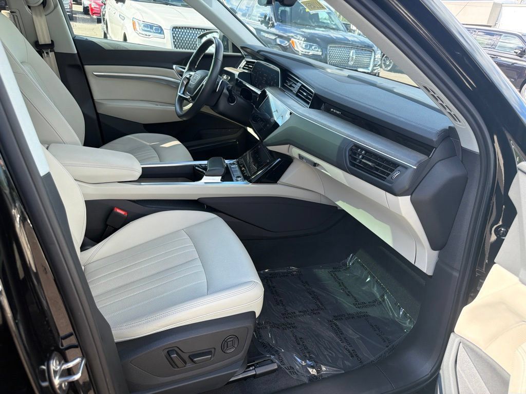 Used 2024 Audi Q8 e-tron Premium Plus w/ Premium Plus Package AWD/4WD image 15