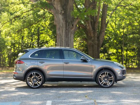 Used 2016 Porsche Cayenne w/ Premium Package image 7