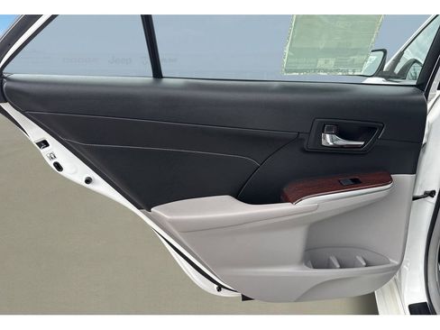 Used 2013 Toyota Camry XLE w/ Leather Pkg image 18