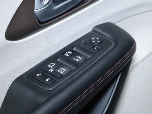 Used 2017 Chrysler Pacifica Touring-L Plus w/ Tire & Wheel Group FWD image 16